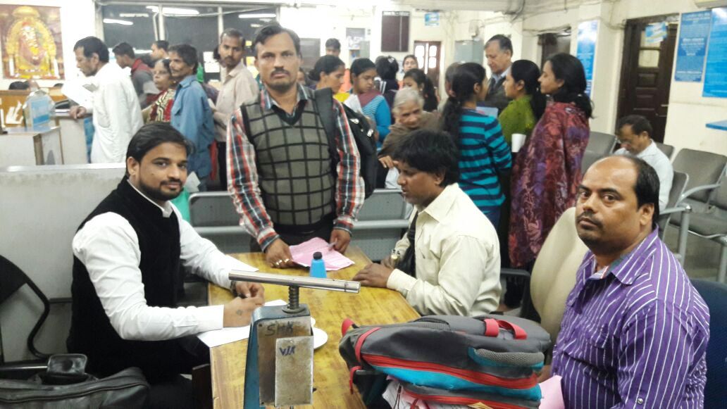 Help Desk at State Bank of India, Kamla Nagar Branch.