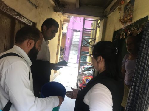 In continuation of the project “Parivartan -Ek Zaroorat: from waste to health” , Central District Legal Services Authority, THC organized a Door to door campaign on solid waste management  in the area of Himmat garh, near sita ram bazar, chandni chowk on 31.08.19 through Para Legal Volunteers and panel advocate.  In the Door to door  campaign, the residents of the area, vendors and shopkeepers were made aware about the importance of segregating wet solid waste and dry solid waste by making use of blue and green dustbins.