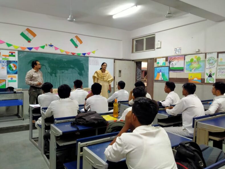 In the observance of “National Hindi Diwas“ Central District Legal Service Authority under the aegis of NALSA and DSLSA organized Debate Competition for School students on 14.09.22 at 2:00pm at Government Boys Senior Secondary School, Mata Sundari Road, Rouse Avenue, New Delhi.