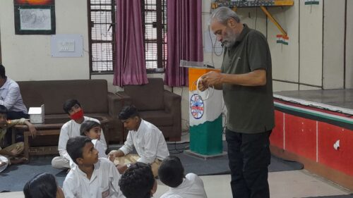 In the observance of “World Ozone Day”, Central District Legal Service Authority  under the aegis of NALSA and DSLSA, organized an awareness session and workshop on nest making and importance of birds for protection of environment at Rashtriya Pratibha Vikas Vidyalaya, Link Road, Jhandewala, Koral Bagh, New Delhi on 16.09.22 from 10:am to 11am for school students