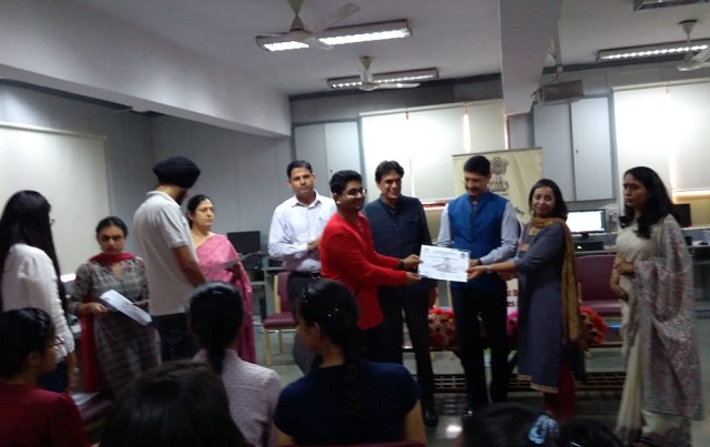 Certificate distribution ceremony at Guru Gobind Singh College of Commerce