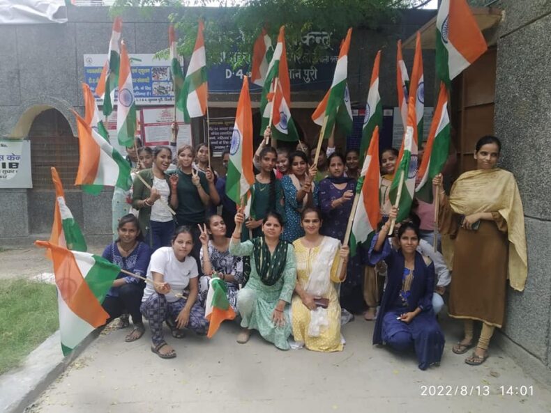 on 15.08.2022 Jeevan Samiksha Foundation,  distributed national flags to the residents of Sultanpuri and flags were provided by North West DLSA.