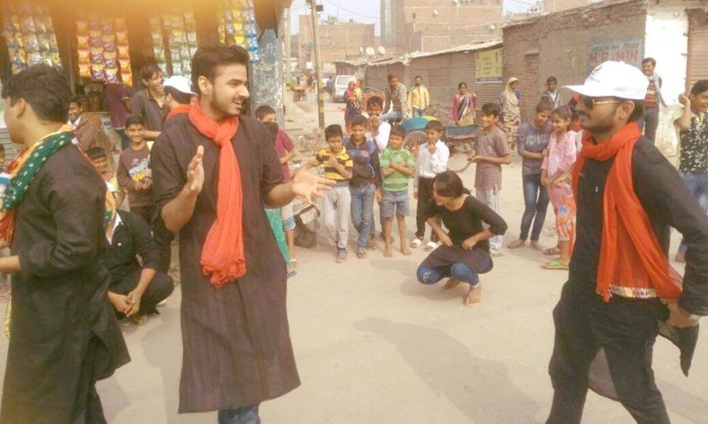 UNDER THE CAMPAIGN ‘CONNECTING TO SERVE” DLSA (SOUTH) ORGANIZED AWARENESS CAMP AND NUKKAD NATAK AT GILL FARM, SANGAM VIHAR ON 14.11.2017