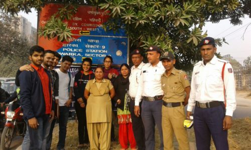 DLSA South West organised a Traffic Dicipline Campaign  on 23.12.2016 at Red Light of Sector 19-20, Dwarka. Traffic officials, Civil Defence Volunteers, NALSA’s interns and PLVs participated👇