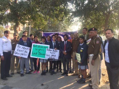 As part of Third Phase of Traffic Discipline Campaign, DLSA South West in association with Delhi Traffic Police and RD Rajpal Public School, Dwarka, organised a Traffic Discipline Campaign on 14/12/2016 at Sector-1 Red-light Intersection, Dwarka. Sh Ramesh Yadav, ACP Traffic, Sh Ishwar Rajpal, Chairperson, R D Rajpal Public School, school children, traffic officials and PLVs participated.